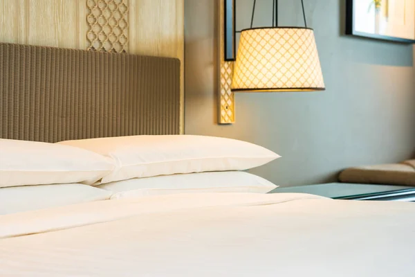 침대 훈장에 백색 편안한 베개 — 스톡 사진
