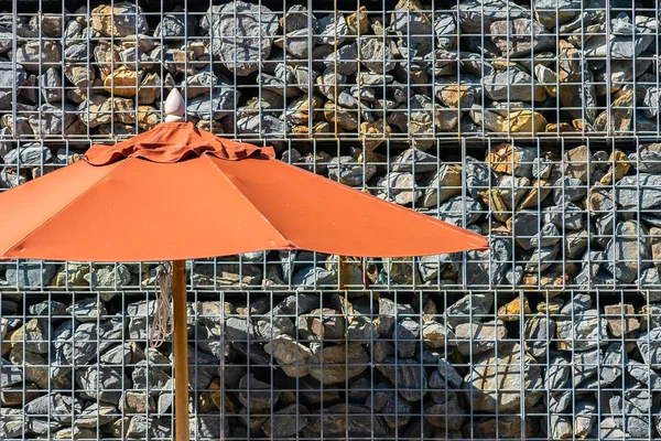 Paraguas y sofá silla alrededor de la piscina al aire libre en el hotel re —  Fotos de Stock