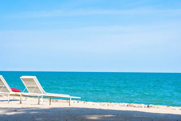 Mooie paraplu en stoel rond strand zee oceaan met blauwe SK — Stockfoto