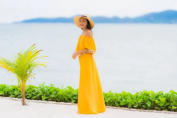 Portret mooie Aziatische vrouw dragen hoed met Smile Happy Leisure — Stockfoto
