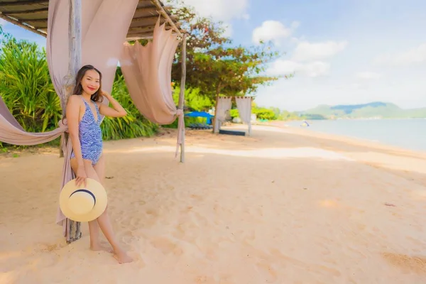 Retrato hermosa joven asiática mujer feliz sonrisa relajarse en el tr — Foto de Stock