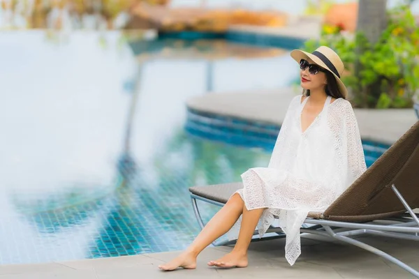 Porträt schöne junge asiatische Frau lächeln glücklich entspannen um sw — Stockfoto