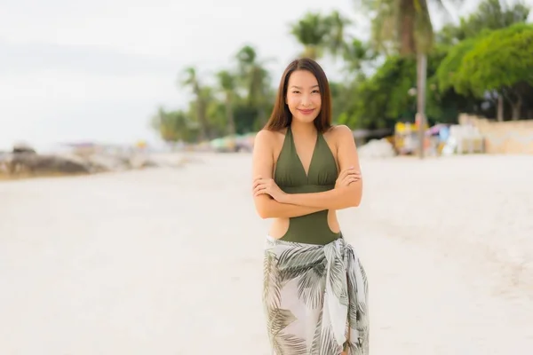 Portrait belles femmes asiatiques sourire heureux se détendre sur le tropical — Photo