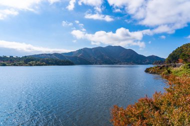 Göl kawaguchiko Yamanashi Japonya'da etrafında güzel peyzaj