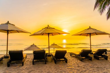 Şemsiye ve güzel plaj ve deniz gündoğumu, sandalyeye tim