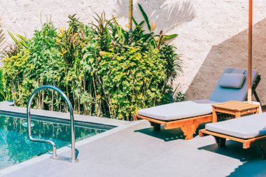 Şemsiye ve sandalye yakın deniz okyanus plaj wi yüzme havuzu etrafında