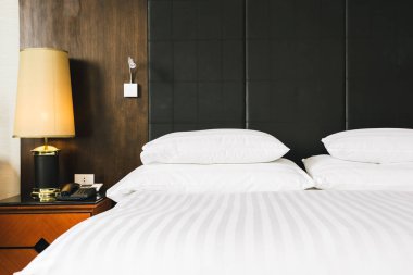 Güzel lüks rahat beyaz yastık ve battaniye yatakta zekâ