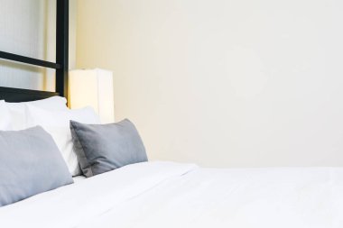 Hafif lamba ile yatakta güzel lüks rahat yastık