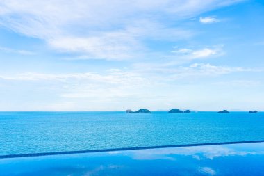 Beyaz bulut bl üzerinde deniz okyanusu ile güzel açık yüzme havuzu