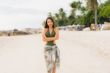 Portre güzel asya kadın mutlu gülümseme tropikal dinlenmek