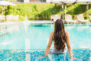 Portre güzel asya kadın mutlu gülümseme yüzme etrafında dinlenmek