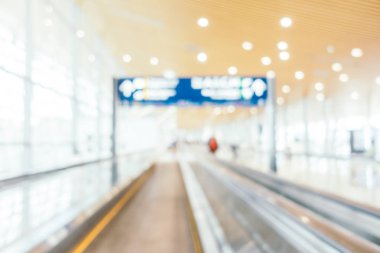 Soyut bulanıklık ve Havaalanı yolcu trans için terminal defocused