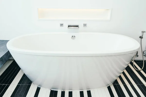 Schöne Luxus weiße Badewanne Dekoration Innenraum des Badezimmers — Stockfoto