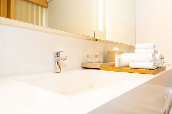 Белая раковина и кран воды кран украшения в ванной комнате — стоковое фото