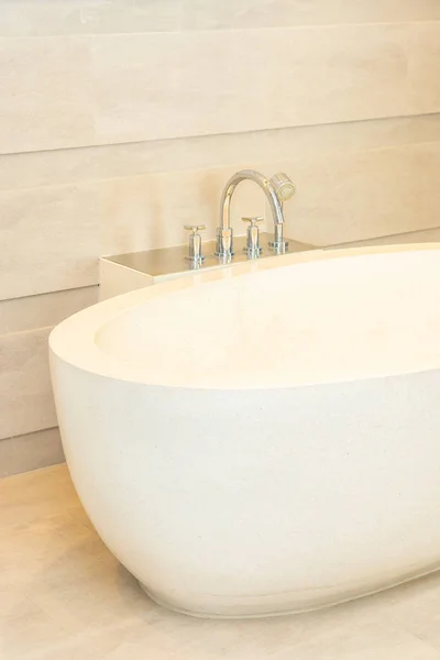 Mooie luxe elegantie wit bad en water kraan decorat — Stockfoto