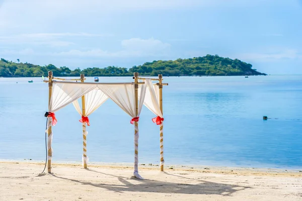 Vackra utomhus tropiska stranden havet med paraply stol a — Stockfoto