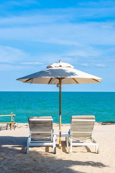 Mooie paraplu en stoel rond strand zee oceaan met blauwe SK — Stockfoto