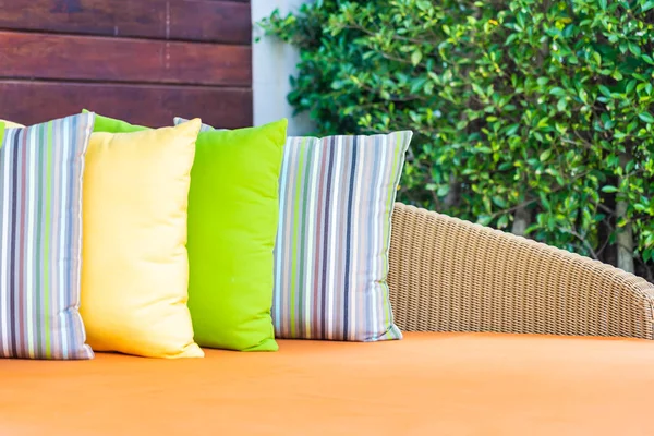 Umbrella and chair sofa around outdoor swimming pool in hotel re — Stock Photo, Image