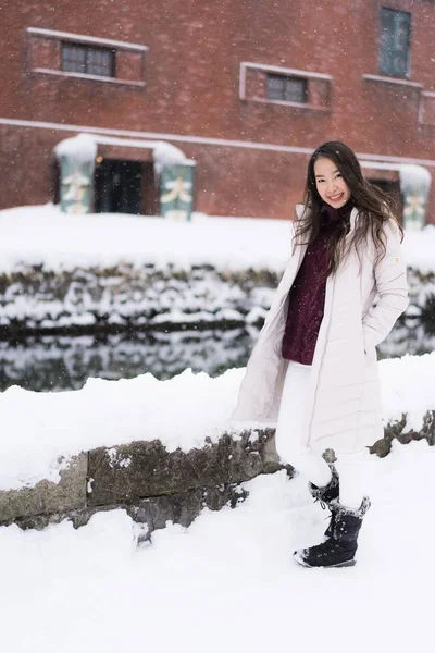 Beautiful young asian woman smile and happy with travel trip in — Stock Photo, Image