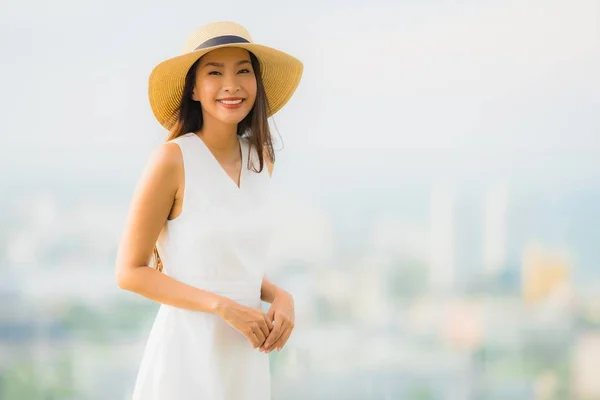 肖像画美しい若いアジアの女性幸せな笑顔は、roでリラックス — ストック写真