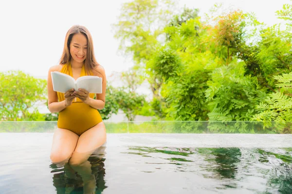 Portrait belle jeune femme asiatique lecture livre en natation po — Photo