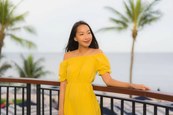 Retrato bonito asiático mulheres feliz sorriso relaxar no tropical — Fotografia de Stock