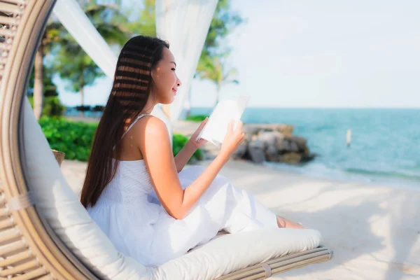 Retrato bonito ásia mulher leitura livro em torno de praia mar oce — Fotografia de Stock