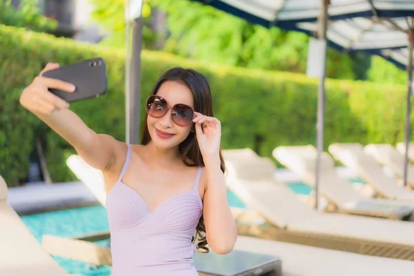 Retrato hermosa asiática mujeres feliz sonrisa relajarse alrededor de natación — Foto de Stock