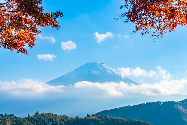 Piękny krajobraz góry Fuji z liścia klonu wokół — Zdjęcie stockowe