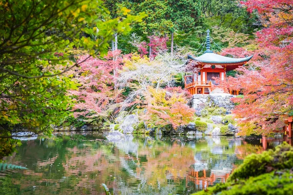 Krásný Daigoji chrám s barevnými stromu a listí v podzimním s — Stock fotografie