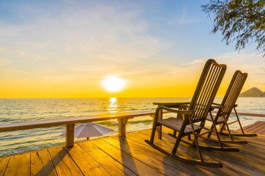 Boş ahşap sandalye ve güzel önemli ile açık veranda masada
