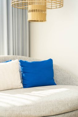 Kanepe sandalyede rahat yastık