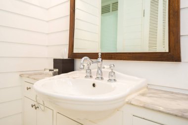 Banyoda musluk suyu ve lavabo dekorasyonu