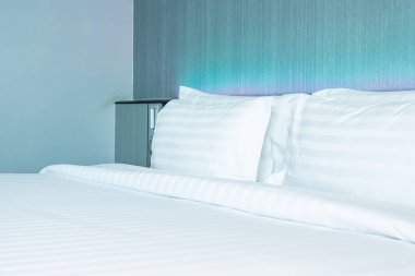 B yatak dekorasyonu üzerinde güzel lüks rahat beyaz yastık