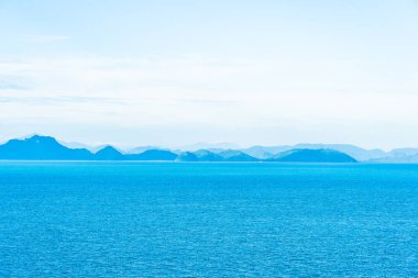 Zekâ etrafında beyaz bulut mavi gökyüzü ile güzel açık deniz okyanusu