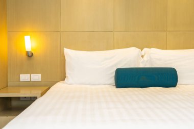 Yatak dekorasyon iç güzel beyaz yastık ve battaniye