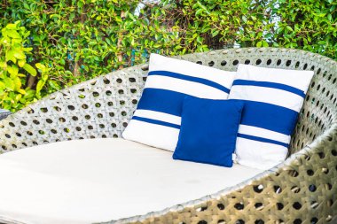 Otel re açık yüzme havuzu etrafında Şemsiye ve sandalye kanepe