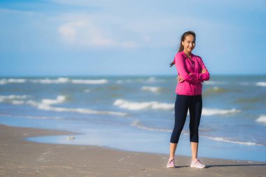 Portre güzel genç Asyalı kadın çalışan ve t üzerinde egzersiz