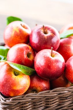 Sepet içinde kırmızı elma