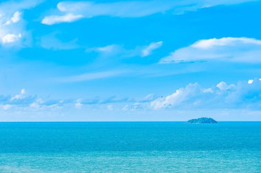 Beyaz bulut ile güzel panoramik manzara veya deniz manzarası okyanus