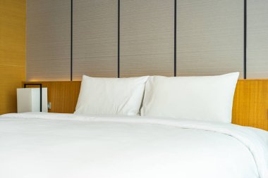 Güzel lüks rahat beyaz yastık ve battaniye yatakta