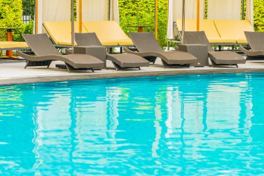 Otel re açık yüzme havuzu etrafında Şemsiye ve sandalye kanepe