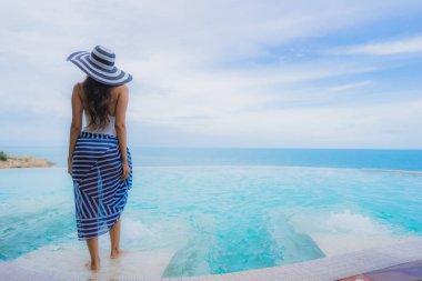 Portre genç asyalı kadın rahatla gülümseme açık yüzmek etrafında mutlu