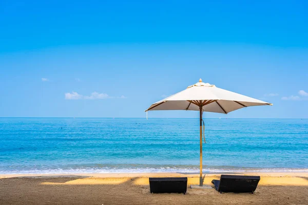 Sedia ombrellone e lounge sulla bellissima spiaggia mare oceano su sk — Foto Stock