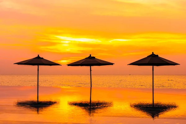 Sonnenschirm und Liegestuhl rund um Schwimmbad Neary Meer Ozean Strand bei — Stockfoto