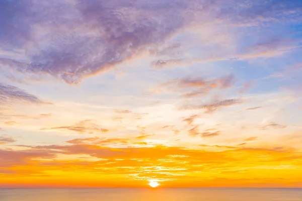 Bela paisagem natural tropical ao ar livre da praia do mar no sunr — Fotografia de Stock