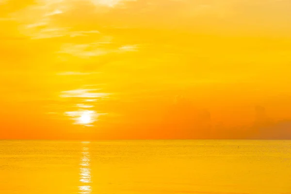 Hermoso paisaje de naturaleza tropical al aire libre de playa de mar en sunr — Foto de Stock