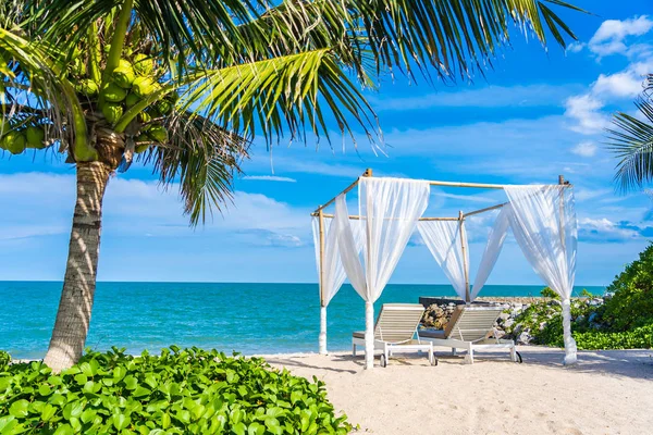 Bellissimo ombrellone e sedia intorno spiaggia mare oceano con sk blu — Foto Stock