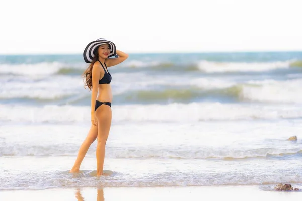 Retrato bonito jovem asiático mulher desgaste biquíni na praia se — Fotografia de Stock