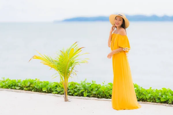 Retrato hermosa mujer asiática usar sombrero con sonrisa feliz ocio — Foto de Stock